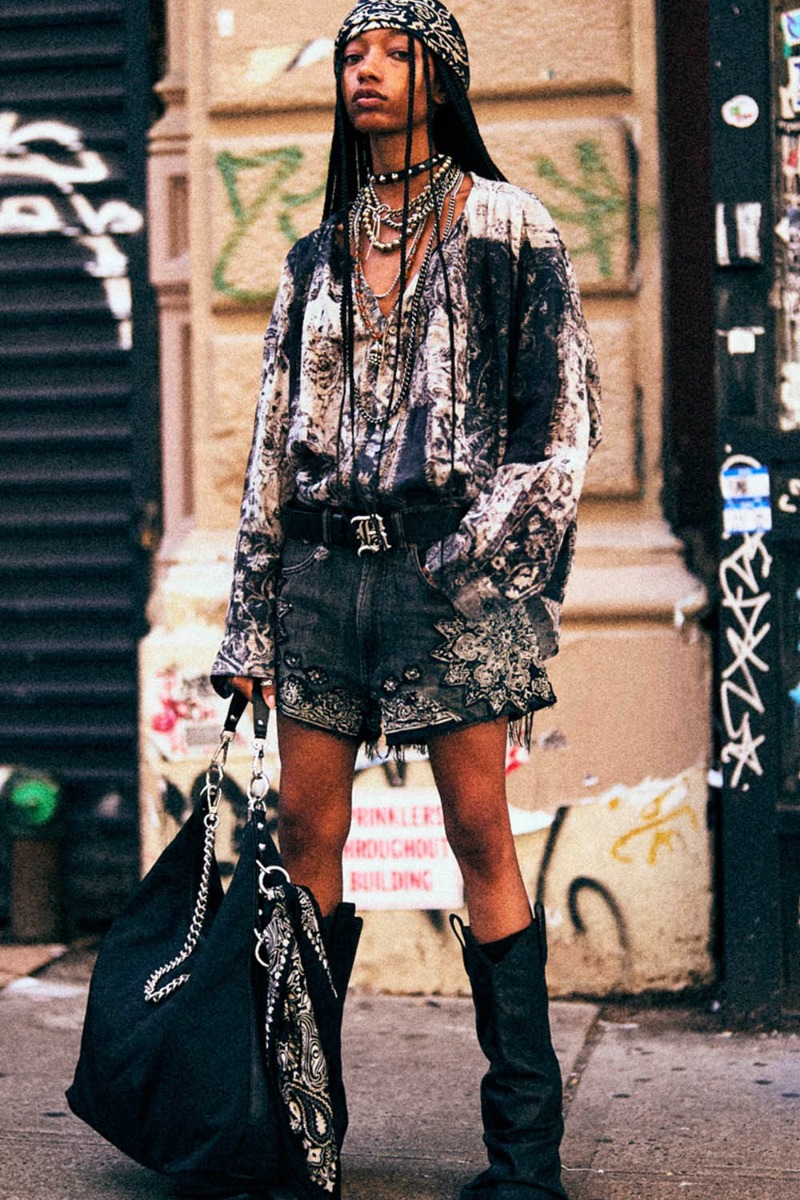 Short X-Boyfriend Ash Bandana R13 en denim gris d&eacute;lav&eacute;, application tissu Bandana noir et blanc, port&eacute; de face avec des santiags.