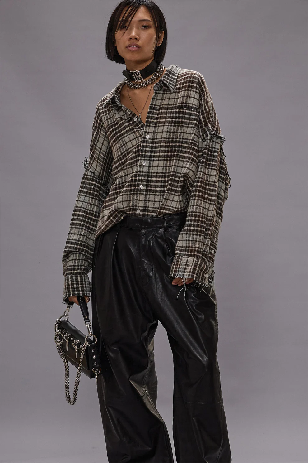 Chemise oversize à carreaux bleu ciel et noir en coton japonais Shredded Seam Drop Neck R13. Portée de face rentrée devant.