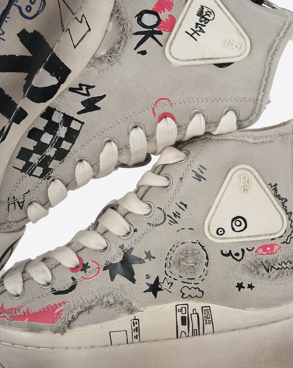 Sneakers compens&eacute;es Kurt R13 en toile grise customis&eacute;es. D&eacute;tails des graffitis.