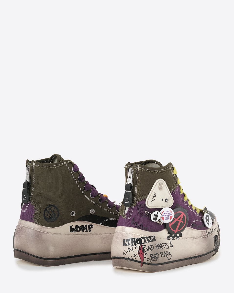 Sneakers Kurt R13 en toile kaki et violette customis&eacute;es. Vue de dos.