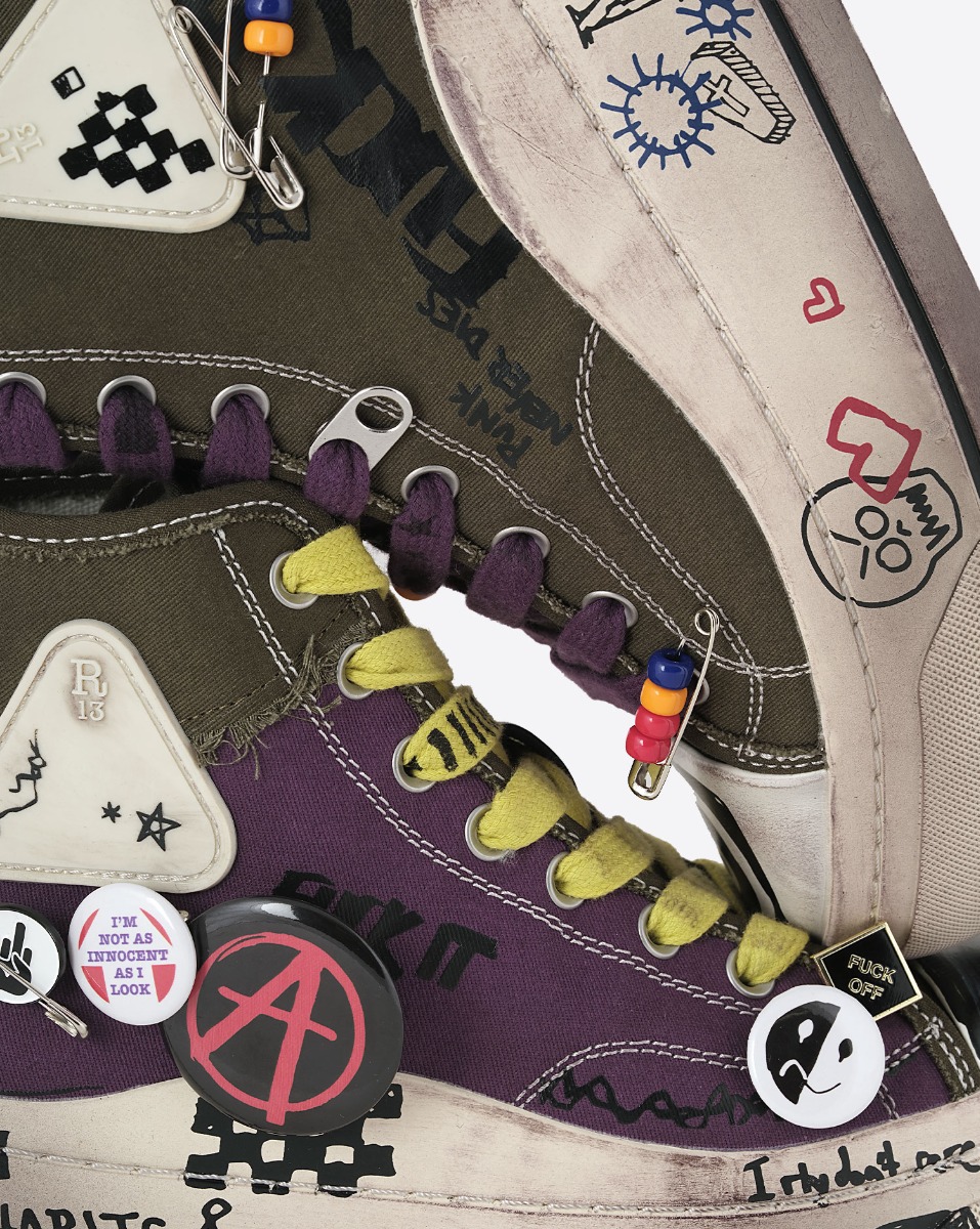 Sneakers Kurt R13 en toile kaki et violette customis&eacute;es. D&eacute;tails des grafittis, &eacute;pingles &agrave; nourrices, perles et badges.