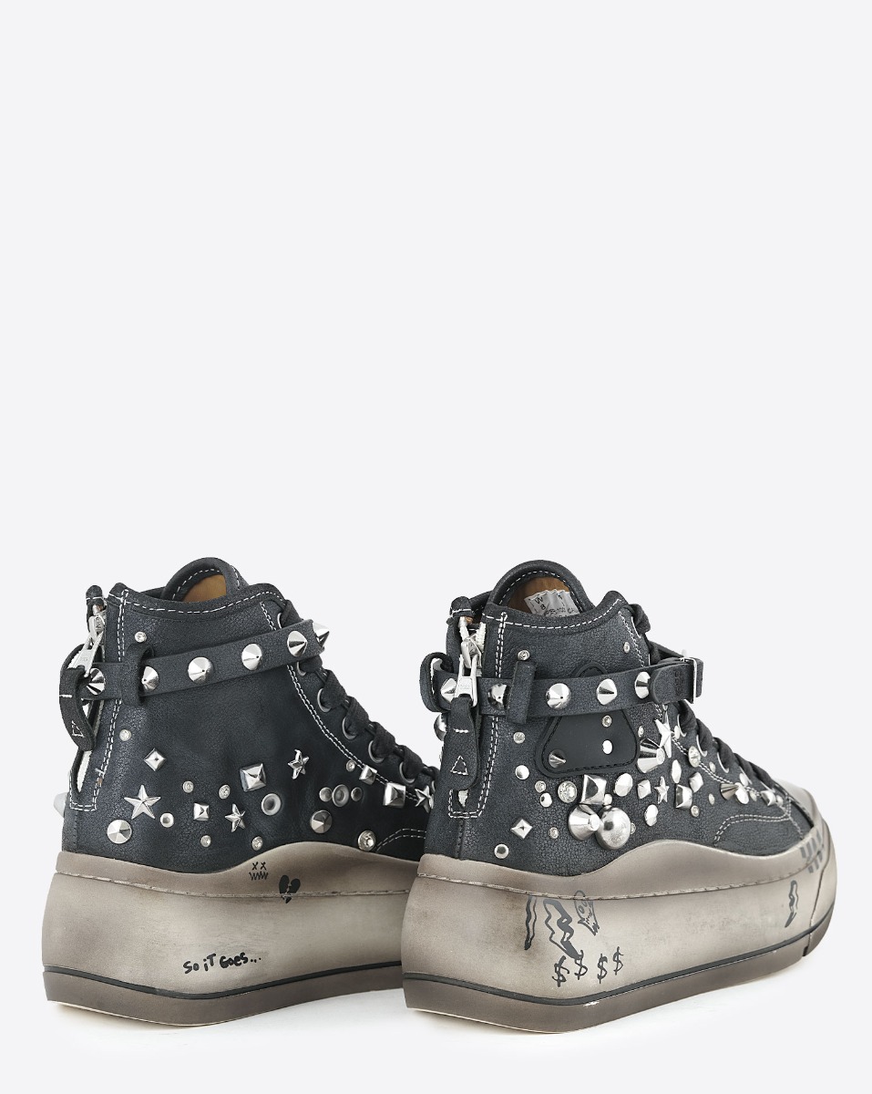 Baskets compens&eacute;es Kurt R13 en toile noire clout&eacute;e en m&eacute;tal argent&eacute; et bracelet de cheville en cuir noir. Semelle &eacute;cru avec graffitis. Vue de dos.