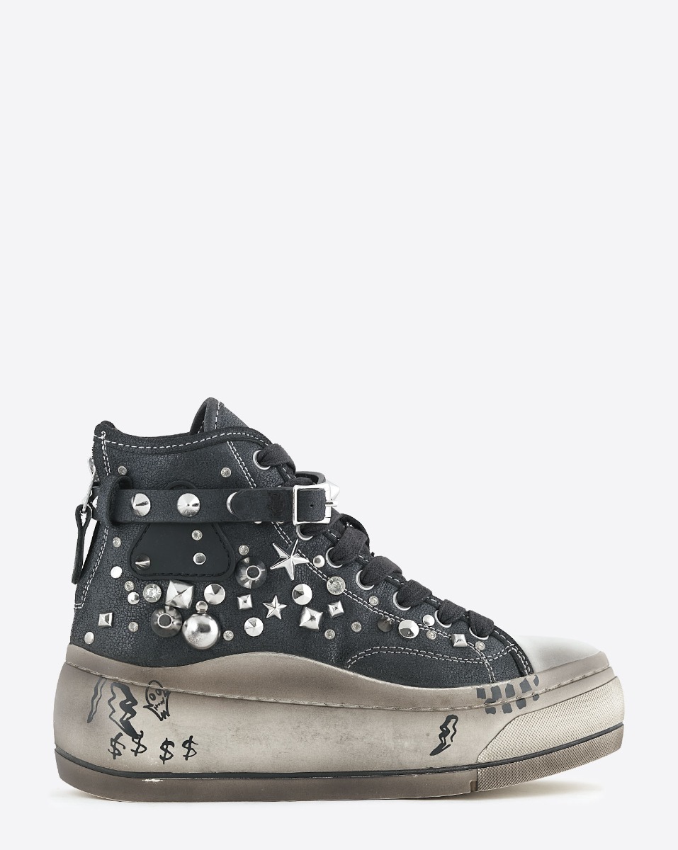 Baskets compens&eacute;es Kurt R13 en toile noire clout&eacute;e en m&eacute;tal argent&eacute; et bracelet de cheville en cuir noir. Semelle &eacute;cru avec graffitis. Vue de profil.