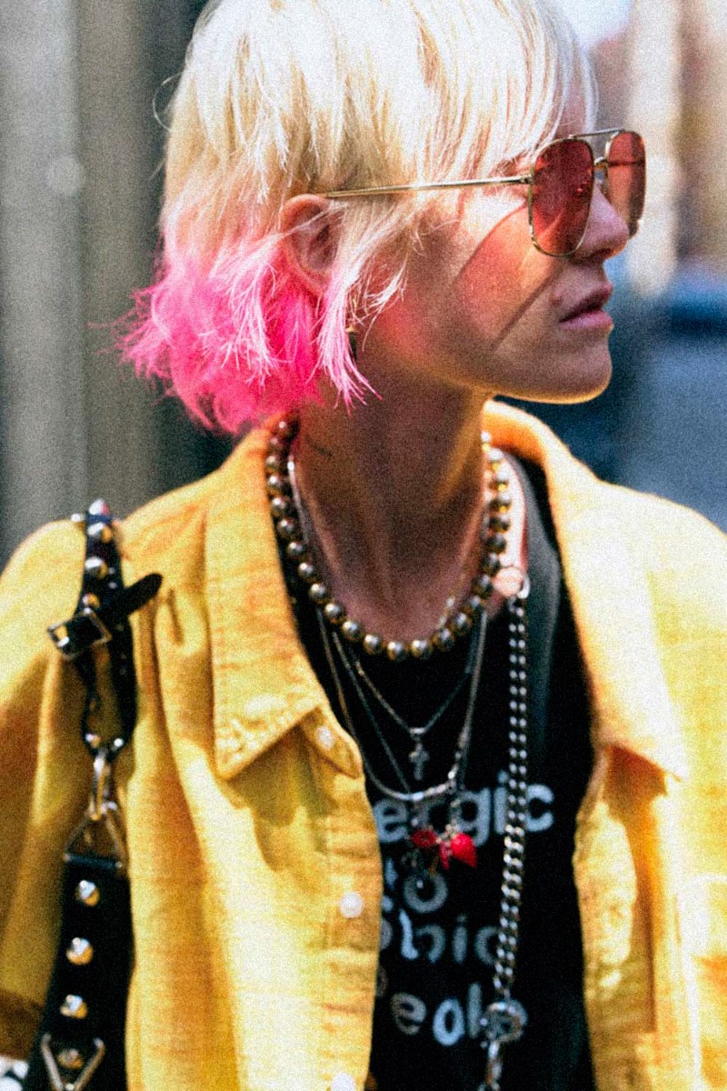 T-shirt R13 Boy T en coton et cachemire noir, s&eacute;rigraphie blanche &laquo; Allergic to Stupid People &raquo;, port&eacute; sous une chemise.