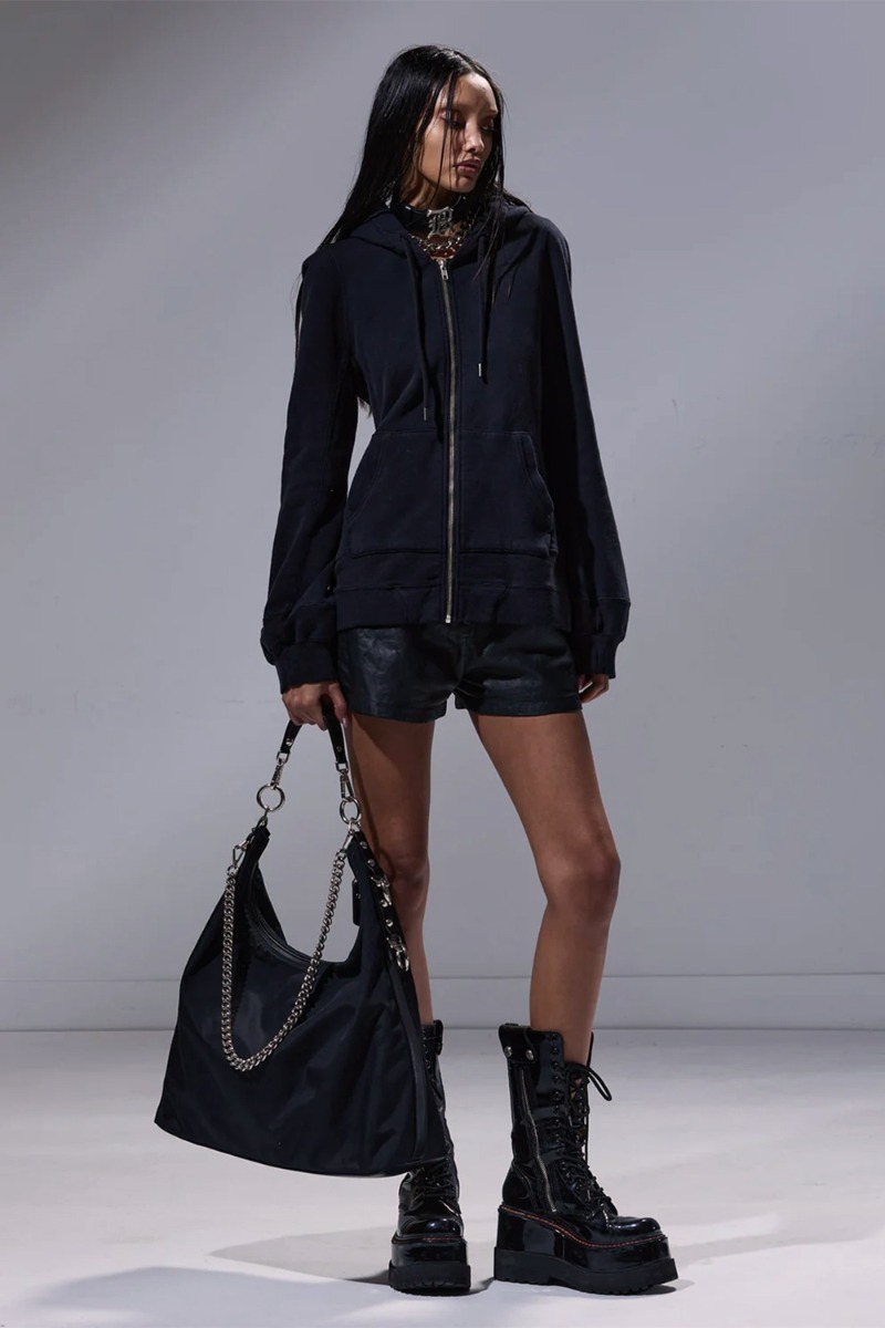 Veste à capuche zippée Elongated Hoodie R13 en molleton noir, portée de face.