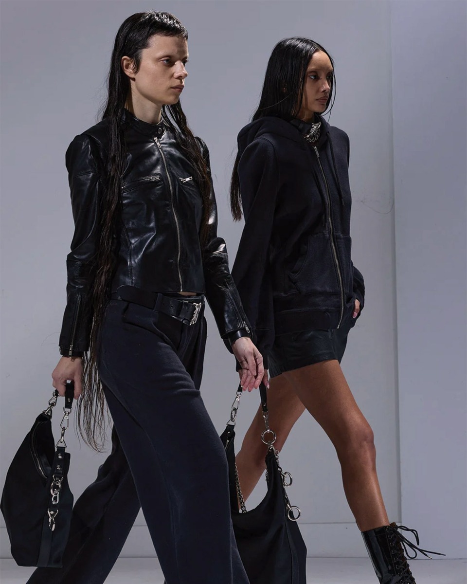 Veste à capuche zippée Elongated Hoodie R13 en molleton noir, portée de profil.