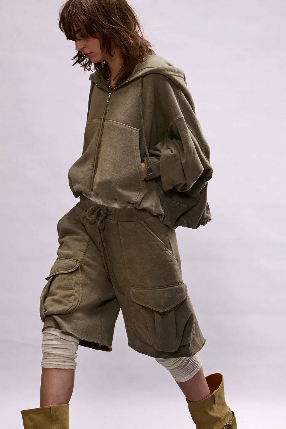 Produit Sweatshirt avec zip et capuche forme ballon poche Kangourou vert olive R13. Porté avec un bermuda assorti.