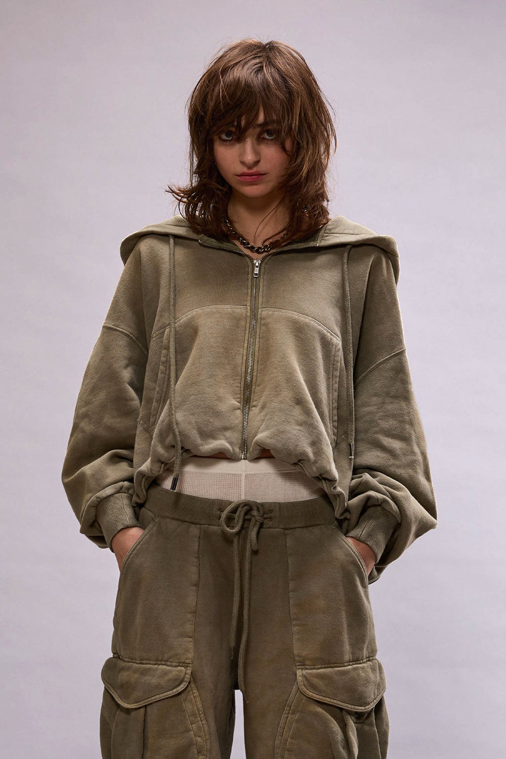Sweatshirt avec zip et capuche forme ballon poche Kangourou vert olive R13. Porté de face.