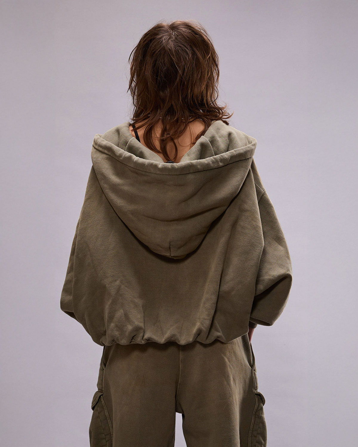 Sweatshirt avec zip et capuche forme ballon poche Kangourou vert olive R13. Porté de dos.