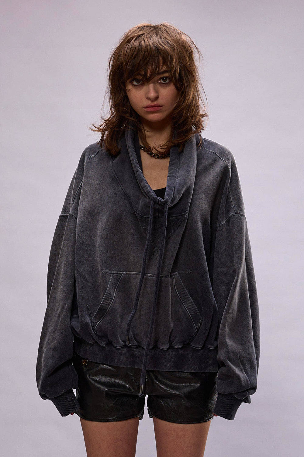 Sweat-shirt oversize poche Kangourou col loose avec cordon marine délavé Popover R13. Porté de face.