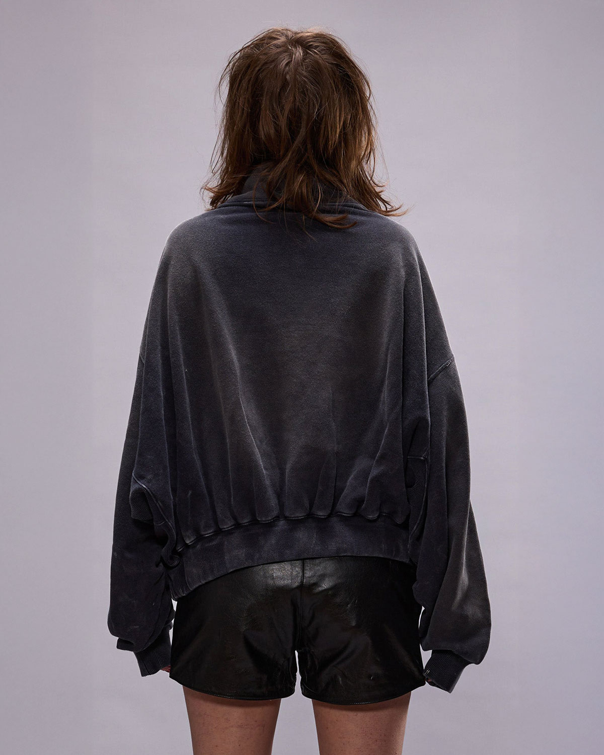 Sweat-shirt oversize poche Kangourou col loose avec cordon marine délavé Popover R13. Porté de dos.