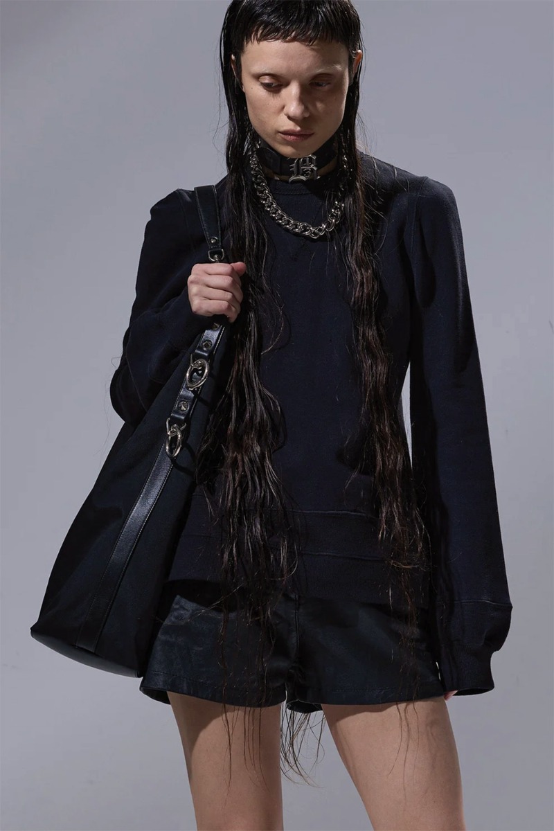 Produit Sweat-shirt col rond Elongated Crewneck R13 en coton noir, porté de face.