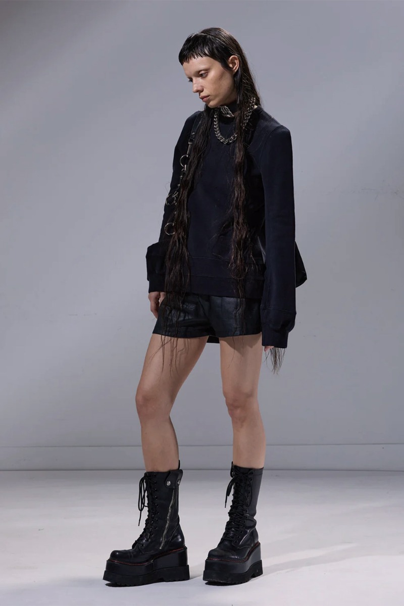 Sweat-shirt col rond Elongated Crewneck R13 en coton noir, porté de profil.