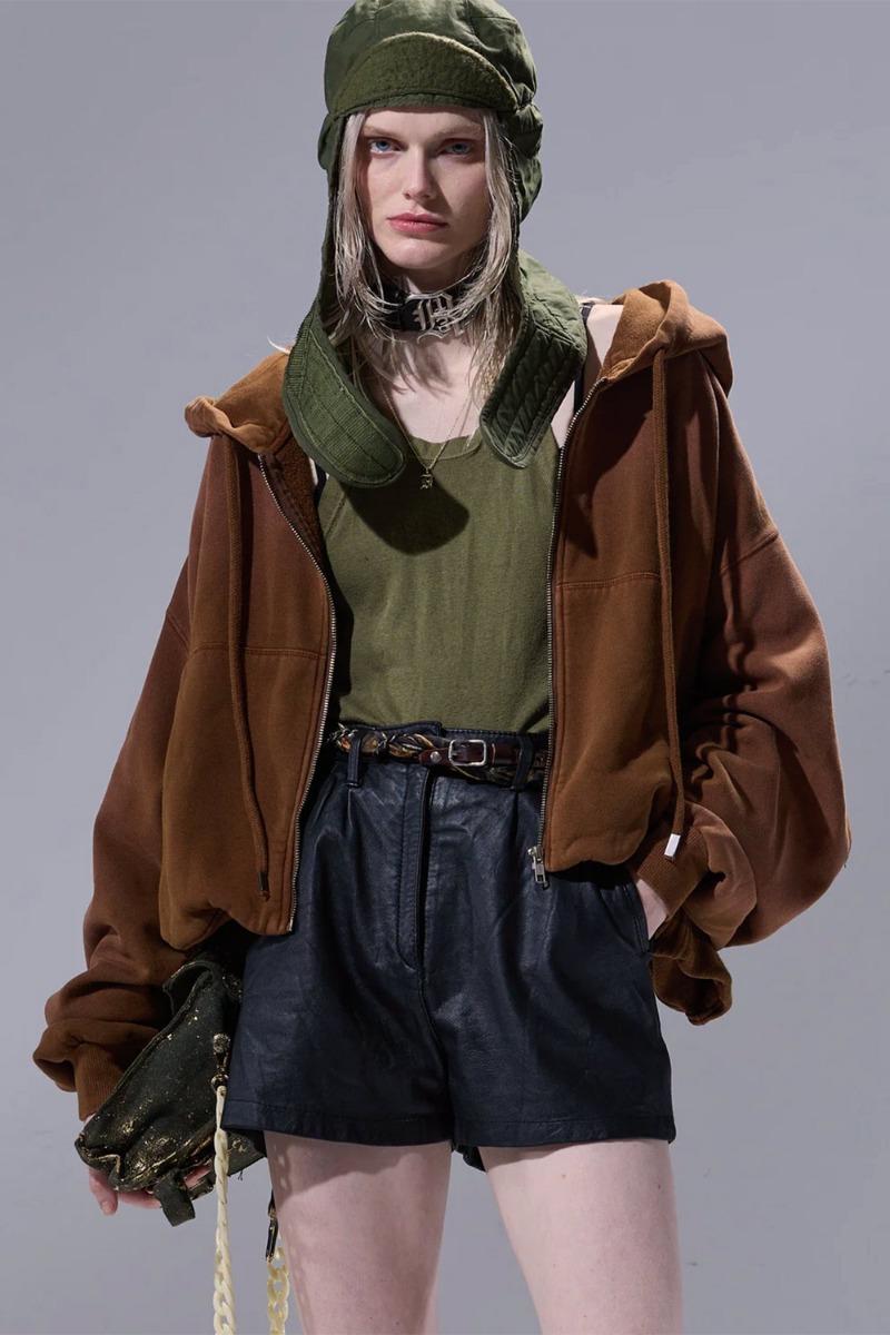 Produit Sweat-shirt zippé à capuche Balloon R13 en coton marron clair, porté ouvert de face.