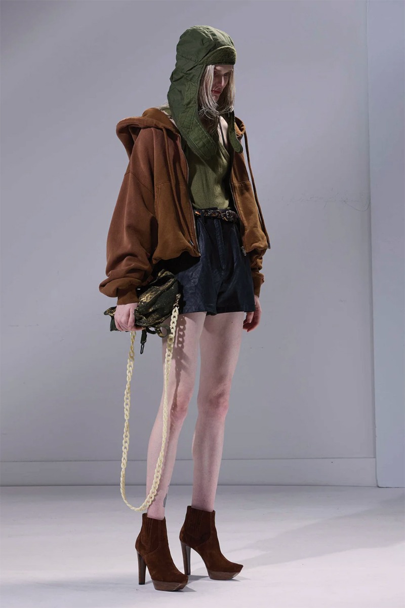 Sweat-shirt zipp&eacute; &agrave; capuche Balloon R13 en coton marron clair, port&eacute; de profil.