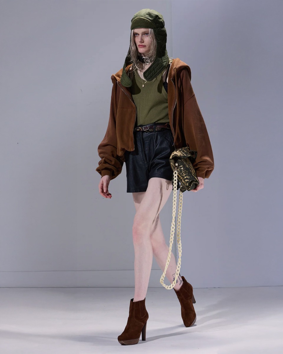 Sweat-shirt zipp&eacute; &agrave; capuche Balloon R13 en coton marron clair, port&eacute; de profil ouvert.