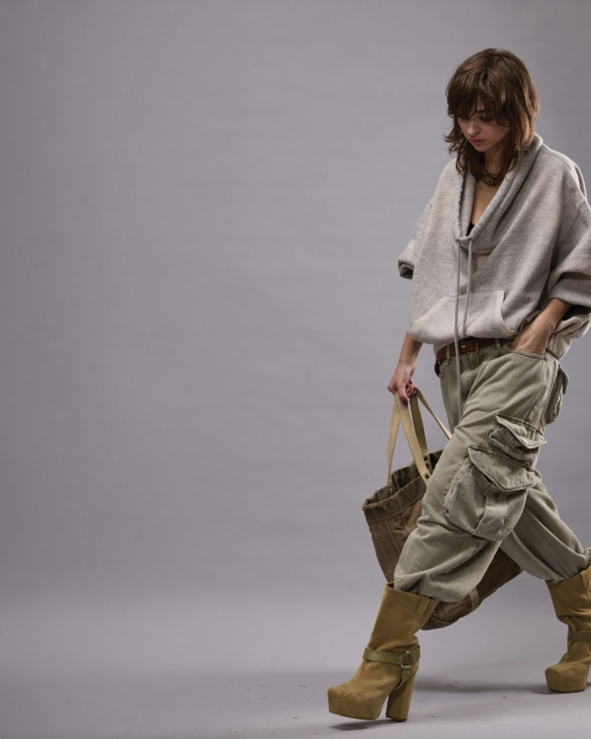 Sweatshirt oversize col détendu poche kangourou gris clair chiné Popover R13. Porté de face.