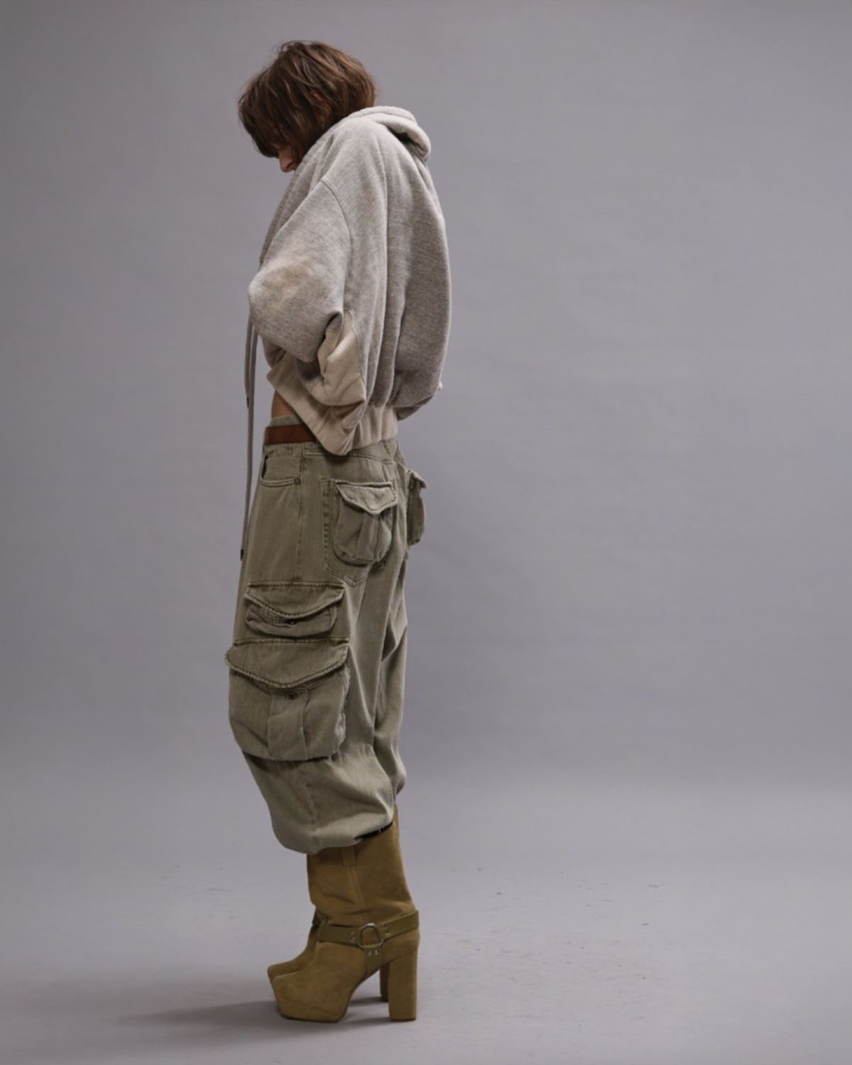 Sweatshirt oversize col détendu poche kangourou gris clair chiné Popover R13. Porté de dos.
