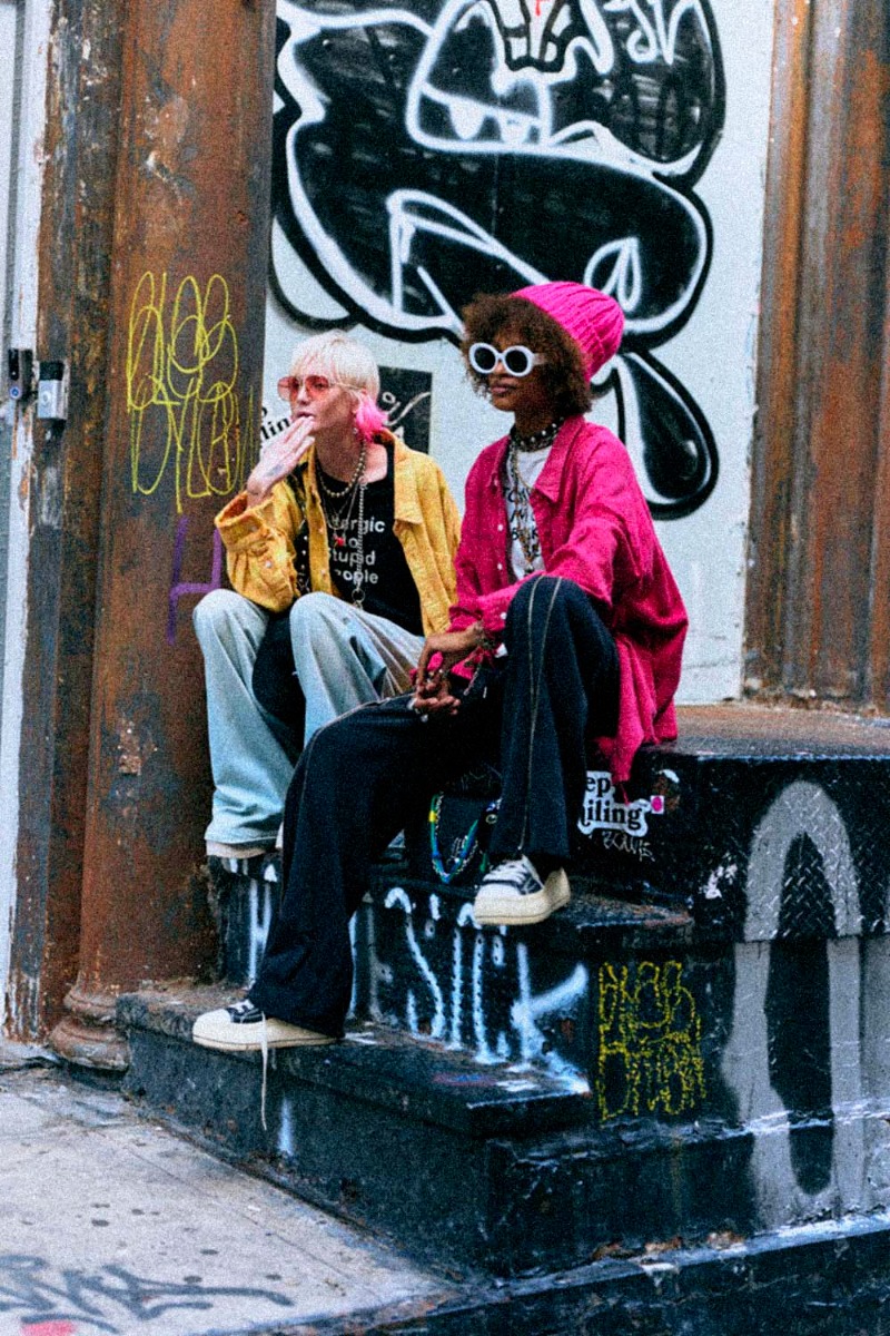 T-shirt R13 Boy T en coton et cachemire noir, s&eacute;rigraphie blanche &laquo; Allergic to Stupid People &raquo;, port&eacute; de face sous une chemise &agrave; carreaux.