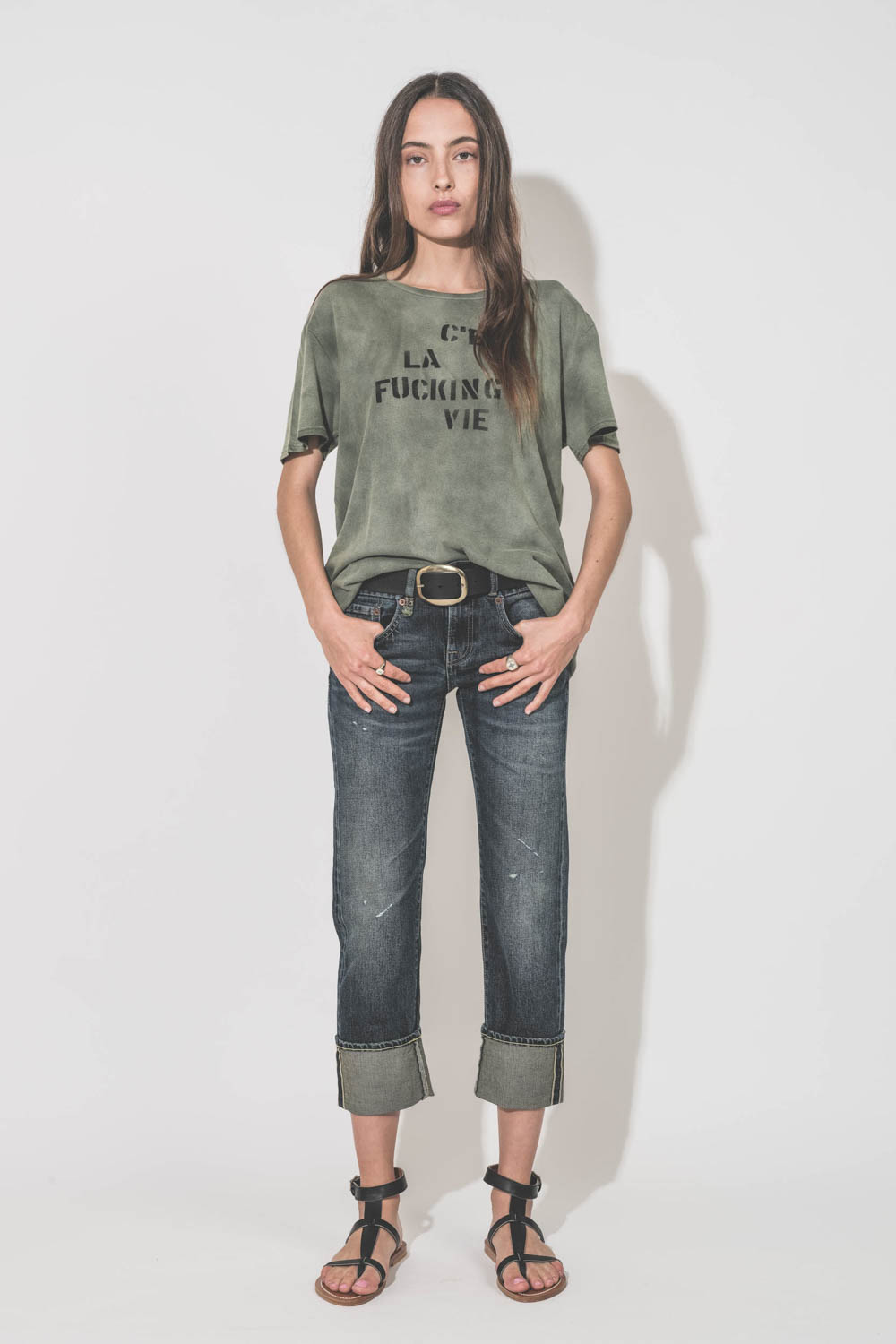 Tee-shirt manches courtes sérigraphie noire devant "C'est la fucking vie" en coton et cachemire kaki R13. Porté de face avec un jean Boy Straight selvedge bleu.