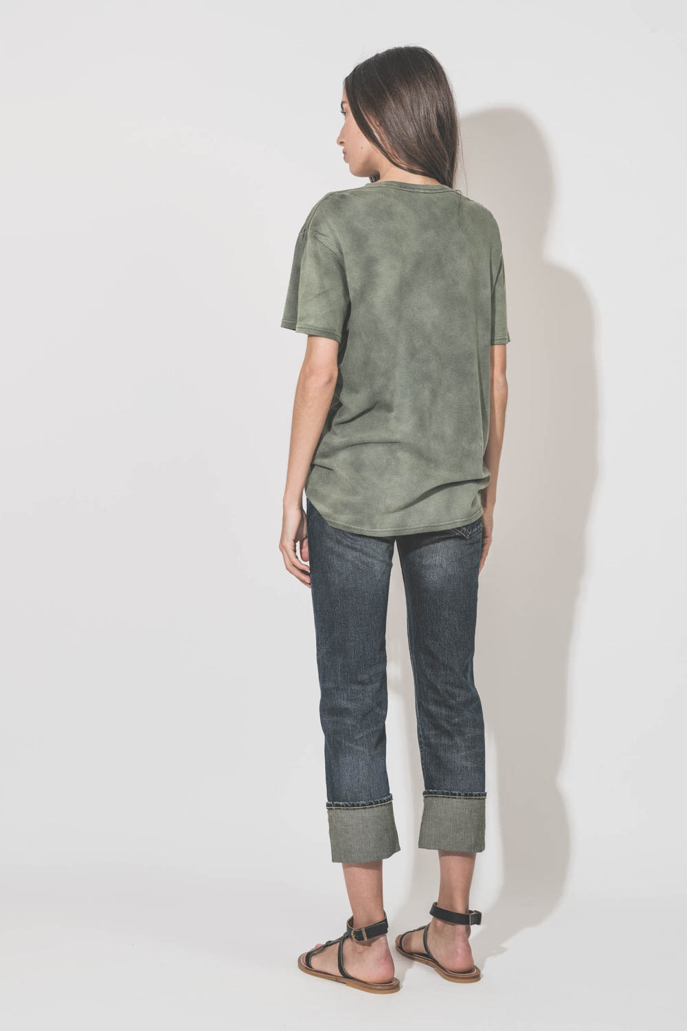 Tee-shirt manches courtes sérigraphie noire devant "C'est la fucking vie" en coton et cachemire kaki R13. Porté de dos. 