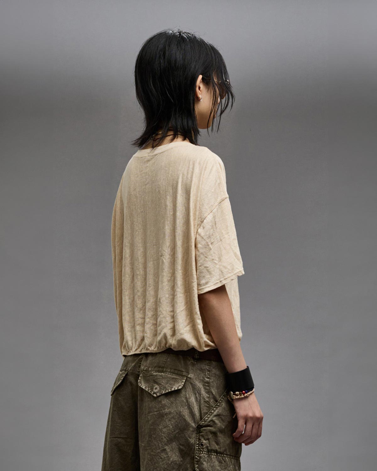 Tee-shirt blousant manches courtes col V en lin mélangé Gathered Hem V-neck Tee R13. Porté de profil dos.