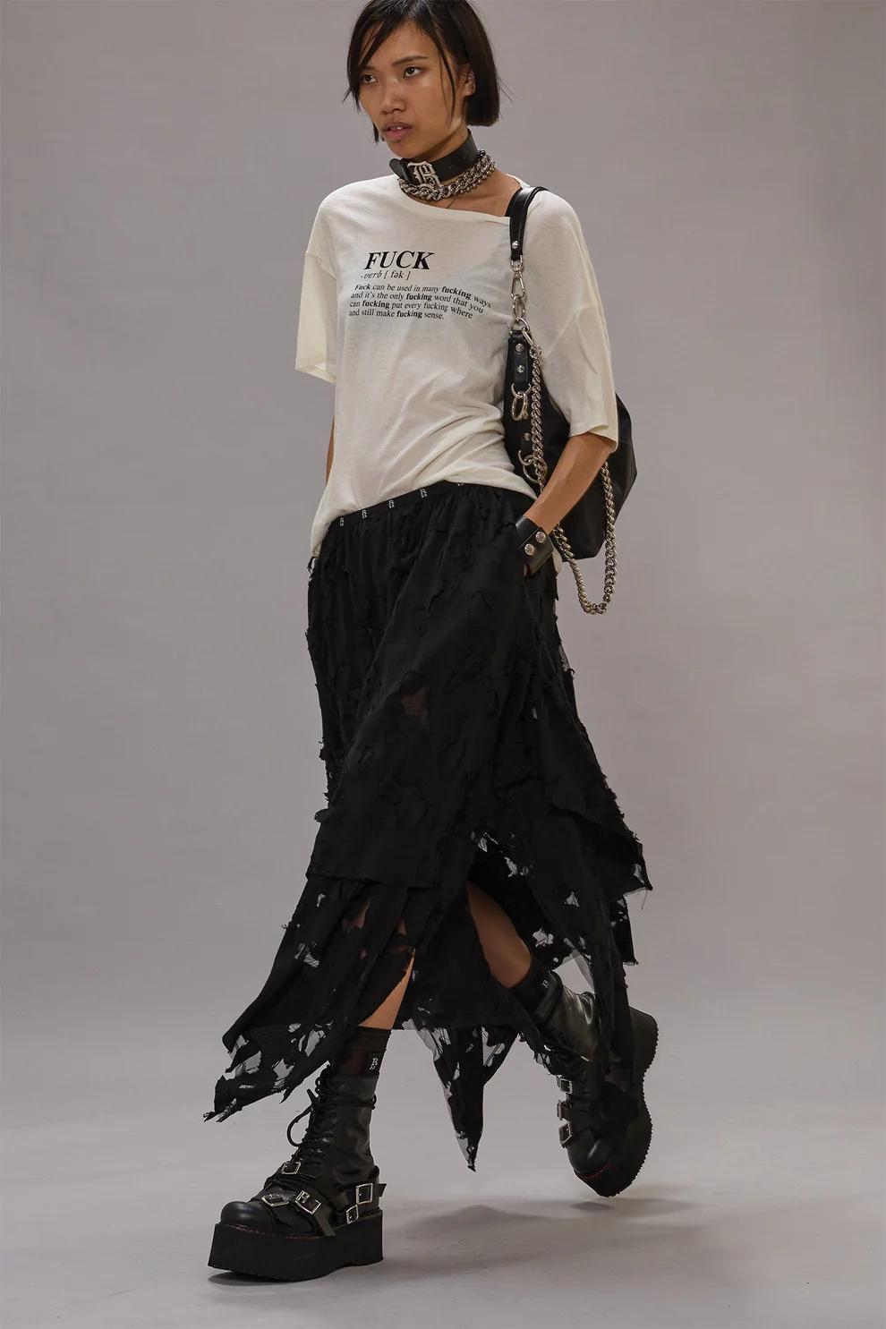 T-shirt Boy Fuck Relaxed Tee R13 en coton et cachemire écru, écriture noires. Porté de profil.