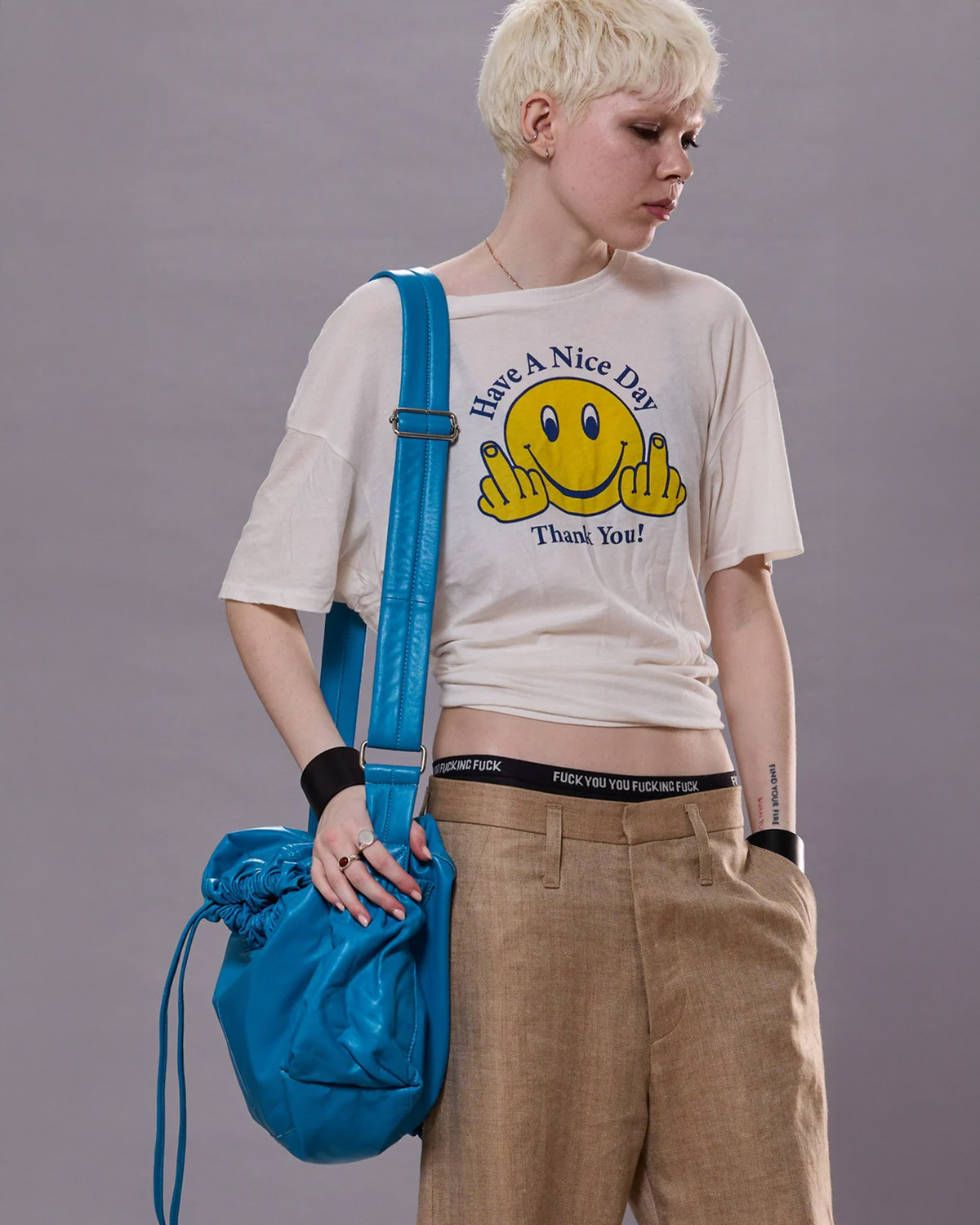Tee-shirt manches courtes en coton et cachemire écru sérigraphie Smiley Have A Nice Day Thank You R13. Porté de face et noué à la taille.