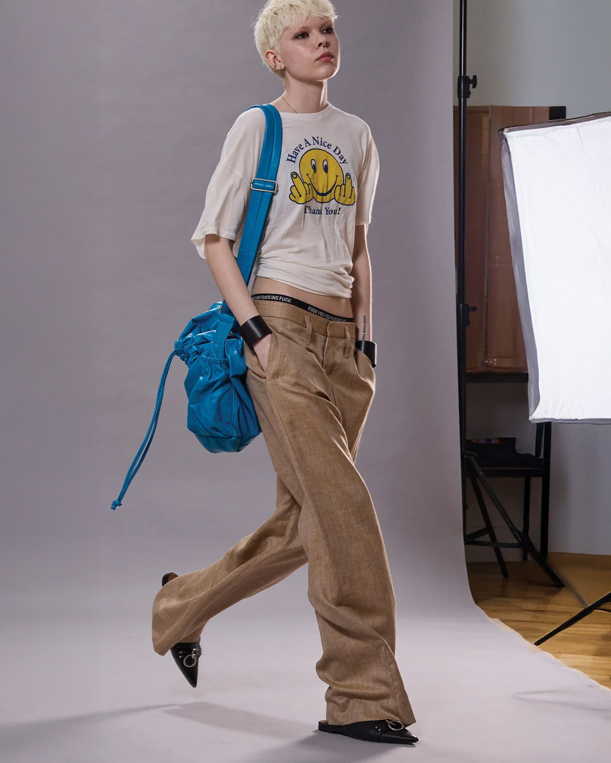Produit Tee-shirt manches courtes en coton et cachemire écru sérigraphie Smiley Have A Nice Day Thank You R13. Porté avec un pantalon beige.