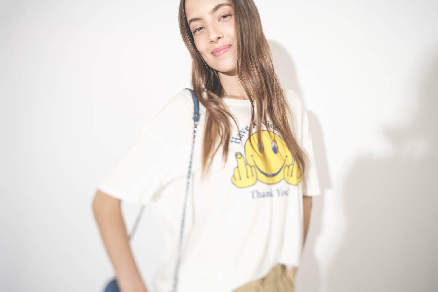 Tee-shirt manches courtes en coton et cachemire écru imprimé devant Smiley doigts d'honneur "Have A Nice Day. Thank You !" R13. Porté de face.