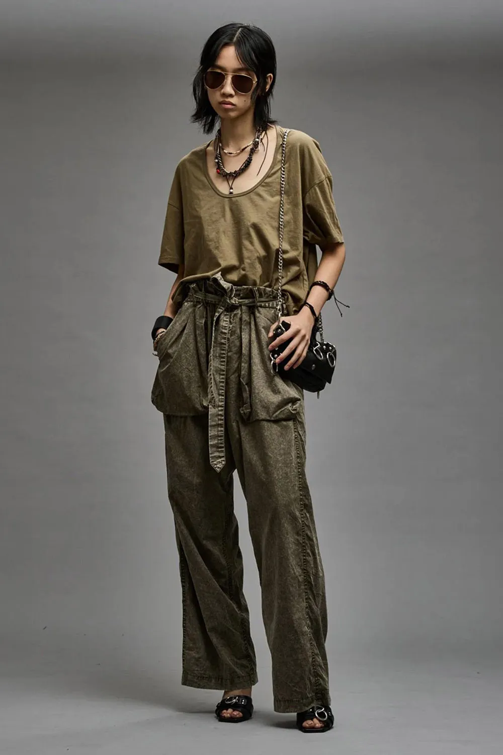 Tee-shirt manches courtes encolure d&eacute;gag&eacute;e kaki Scoop Neck R13. Port&eacute; avec un pantalon large.