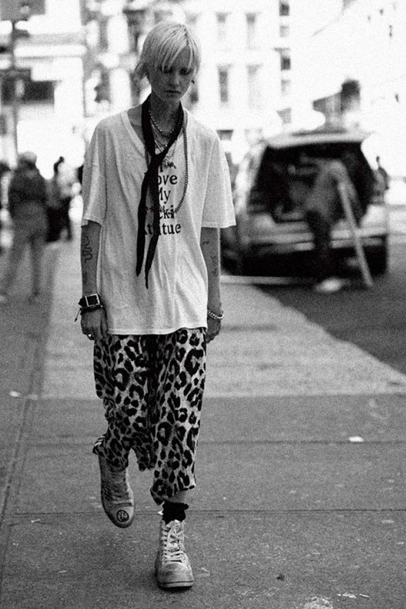 T-shirt R13 &eacute;cru s&eacute;rigraphie &laquo; I Love My F*chin Attitude &raquo;, port&eacute; de face.