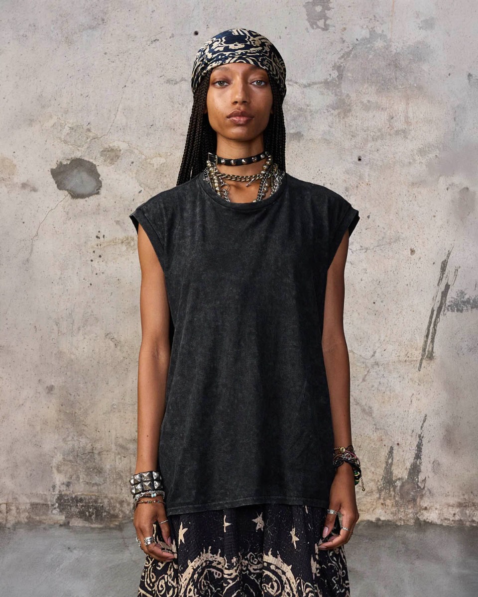 T-shirt Sleeveless T R13 en coton et cachemire noir d&eacute;lav&eacute;. Face.