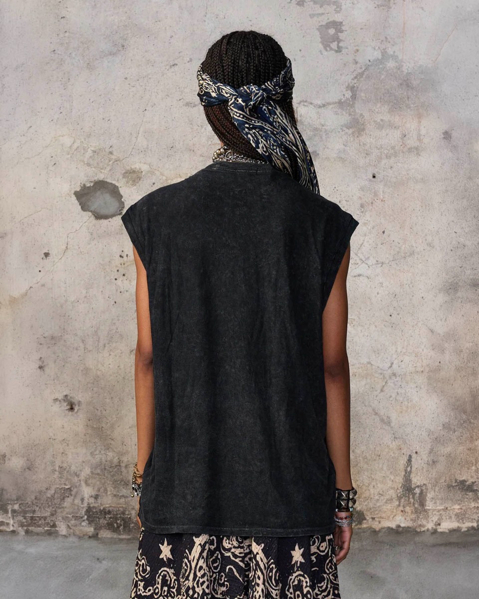 T-shirt Sleeveless T R13 en coton et cachemire noir d&eacute;lav&eacute;, port&eacute; de dos.