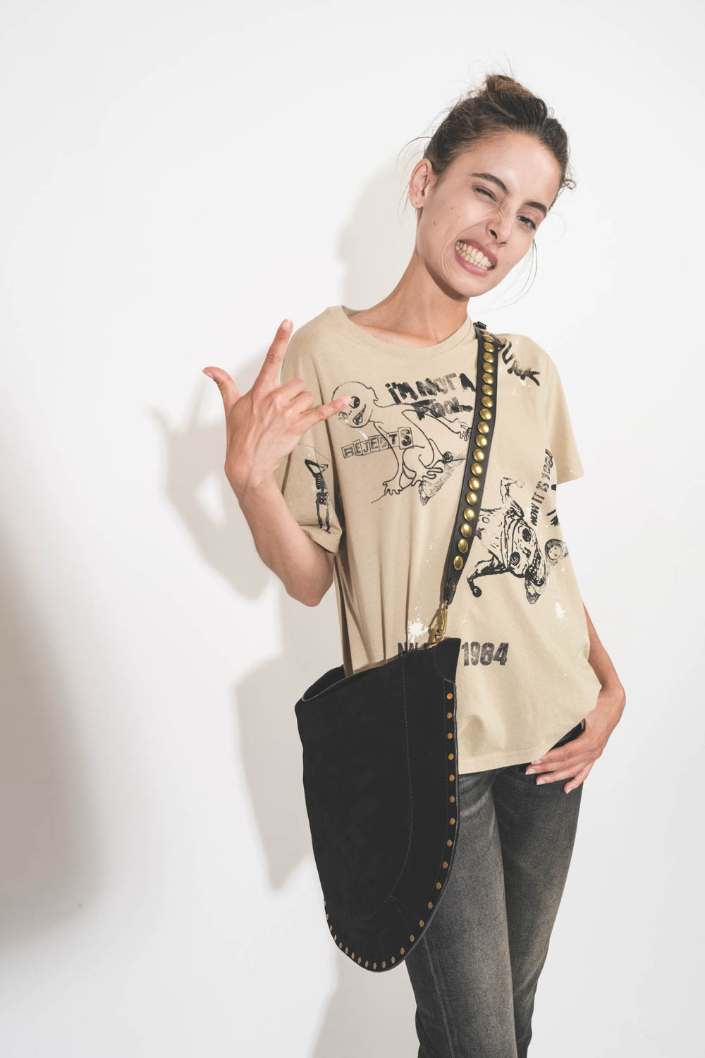 Tee-shirt droit manches courtes en coton beige imprim&eacute; rock-punk Stamp Print R13. Port&eacute; de face.