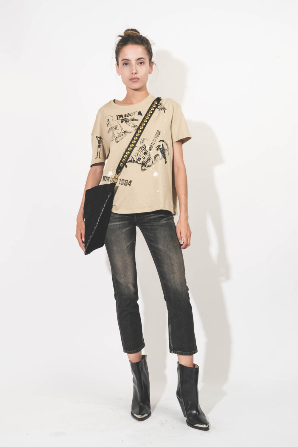 Tee-shirt droit manches courtes en coton beige imprim&eacute; rock-punk Stamp Print R13. Port&eacute; avec un jean Boy Straight noir d&eacute;lav&eacute;.