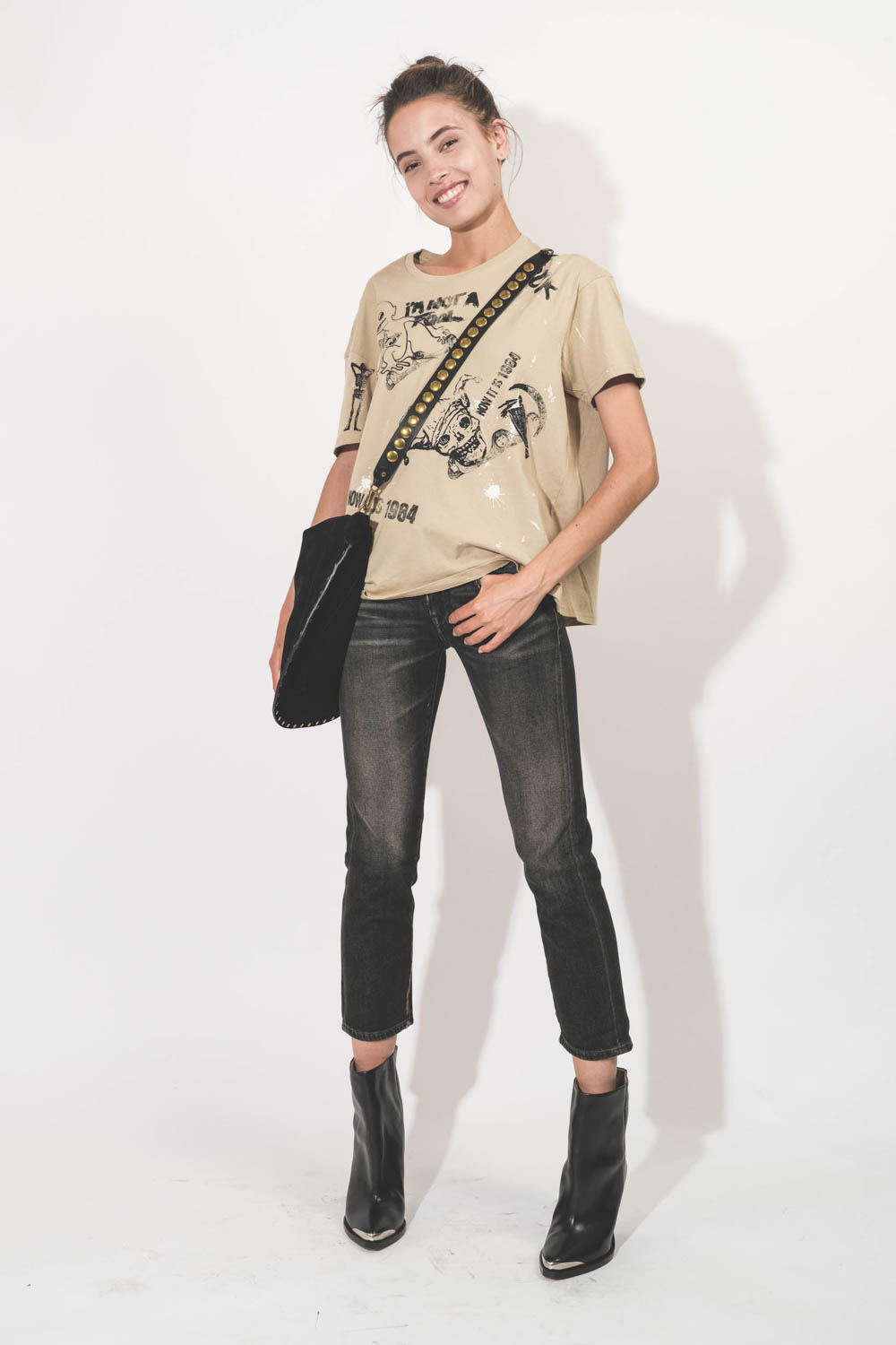 Tee-shirt droit manches courtes en coton beige imprim&eacute; rock-punk Stamp Print R13. Port&eacute; avec un sac en bandouli&egrave;re noir.