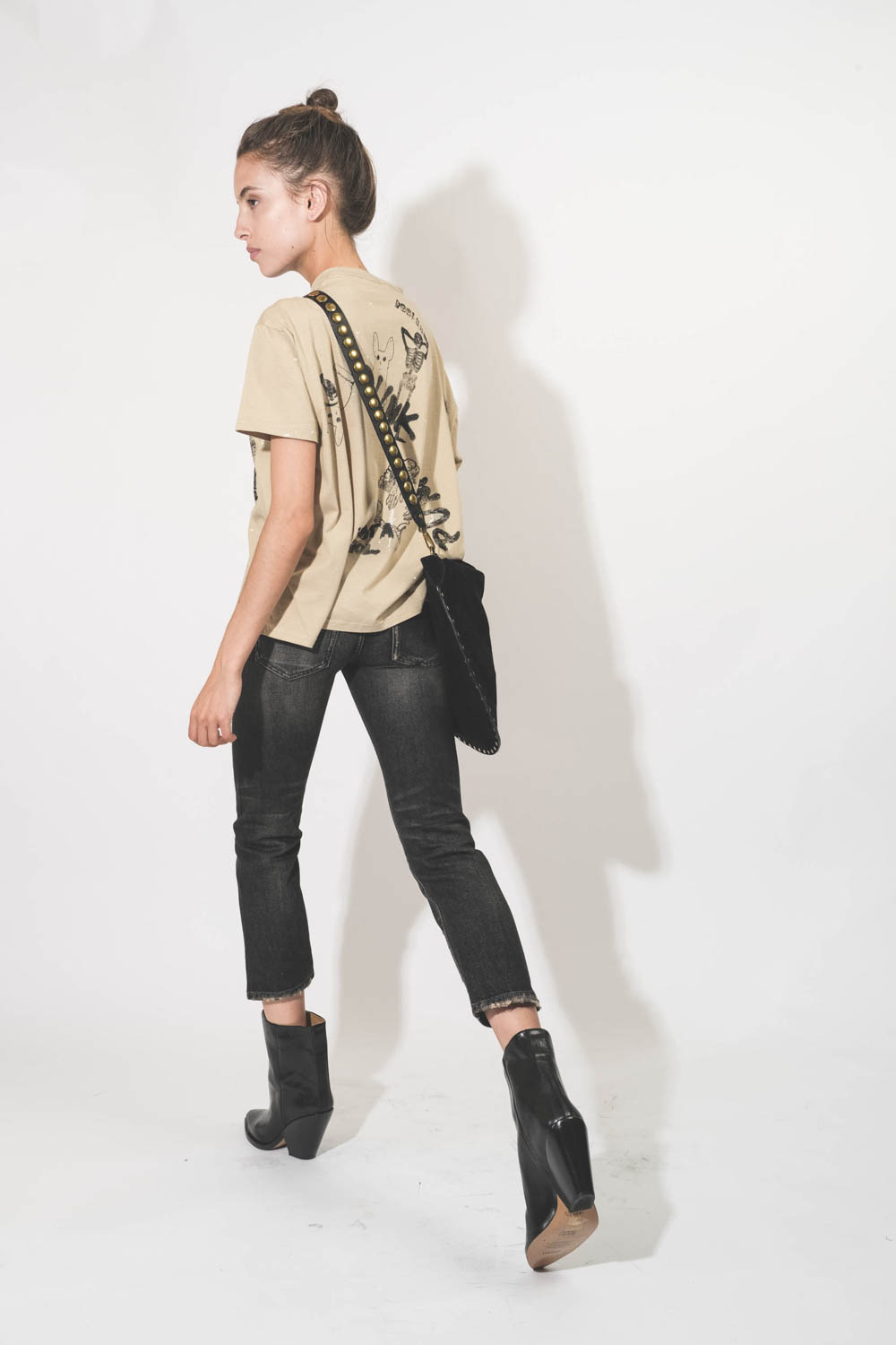 Tee-shirt droit manches courtes en coton beige imprim&eacute; rock-punk Stamp Print R13. Port&eacute; de profil dos.