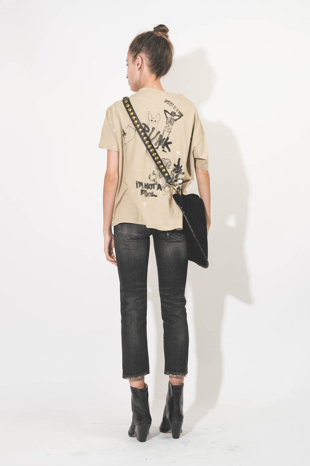 Tee-shirt droit manches courtes en coton beige imprim&eacute; rock-punk Stamp Print R13. Port&eacute; de dos.