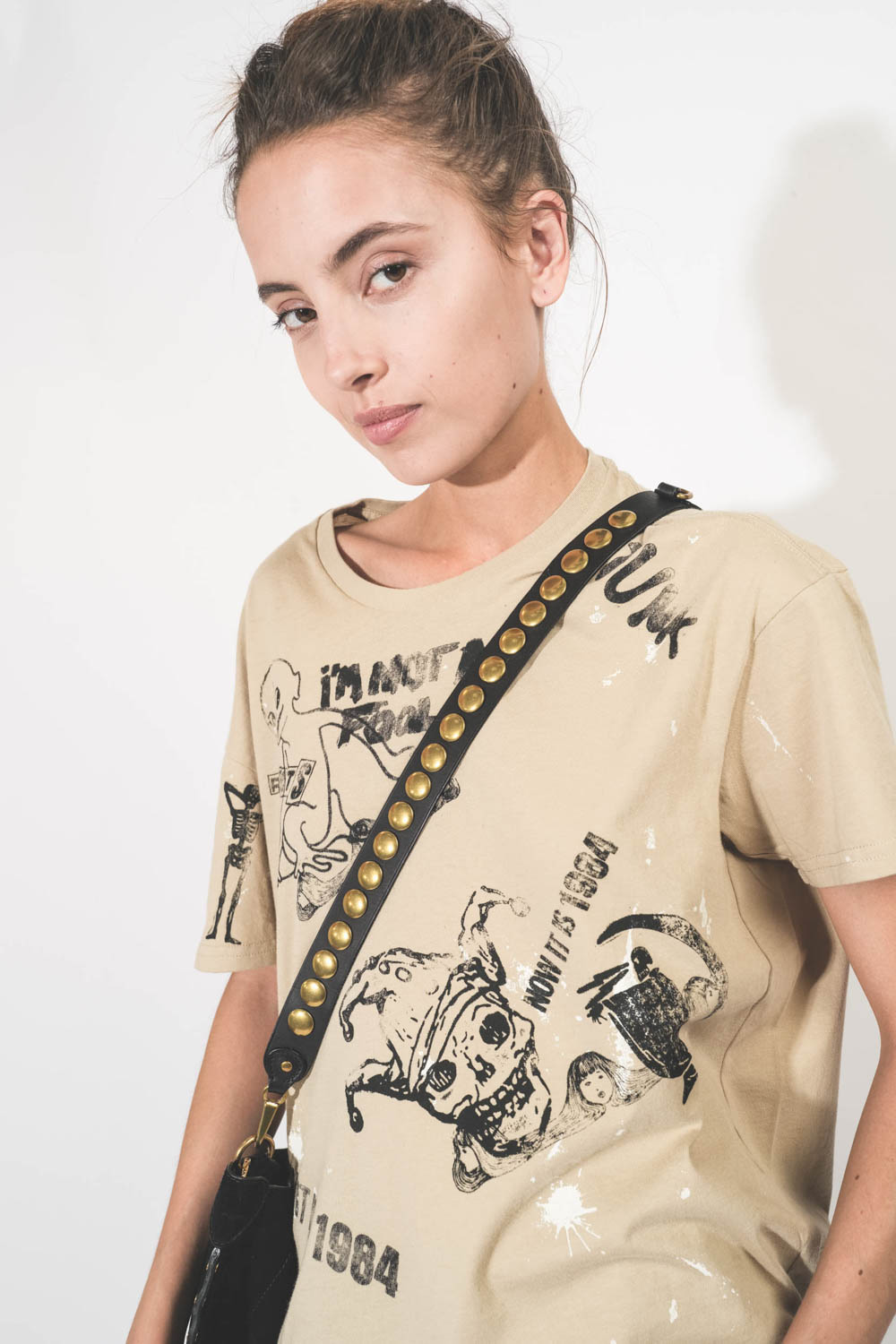 Tee-shirt droit manches courtes en coton beige imprim&eacute; rock-punk Stamp Print R13. D&eacute;tail des dessins.