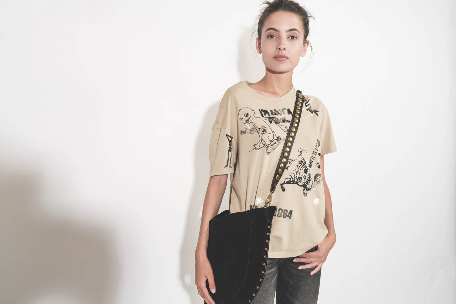 Tee-shirt droit manches courtes en coton beige imprim&eacute; rock-punk Stamp Print R13. 