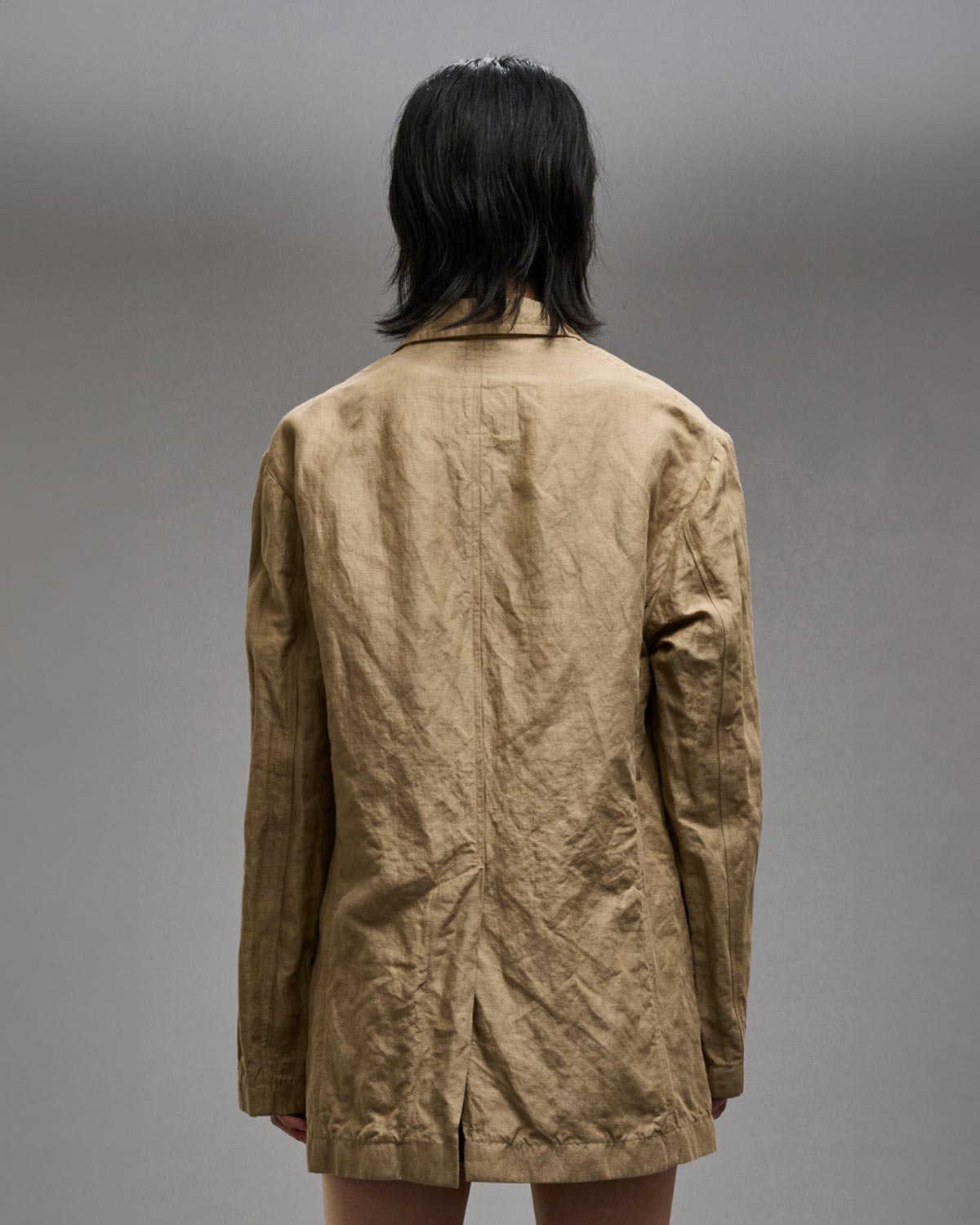 Veste over size froissé en coton beige Ragged Blazer R13. Porté de dos.