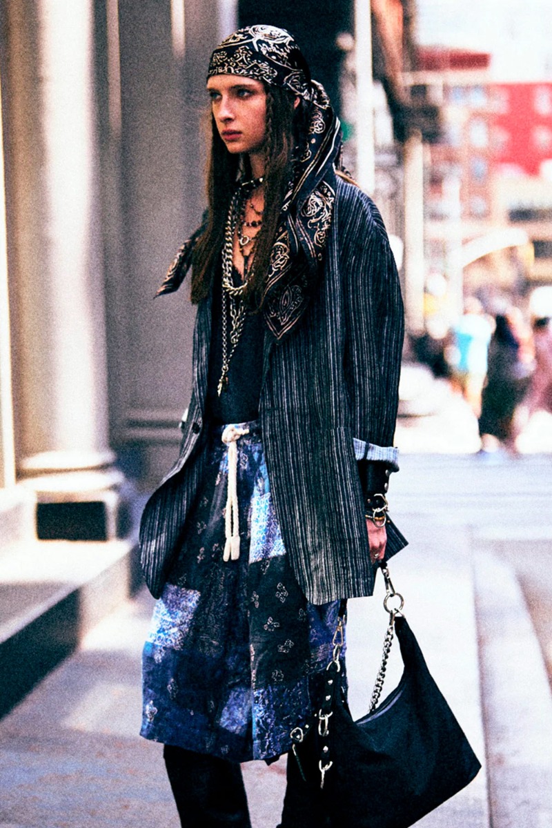 Veste Elongated Oversized Ragged Blazer R13 en lin ray&eacute; gris fonc&eacute;, port&eacute;e de profil.