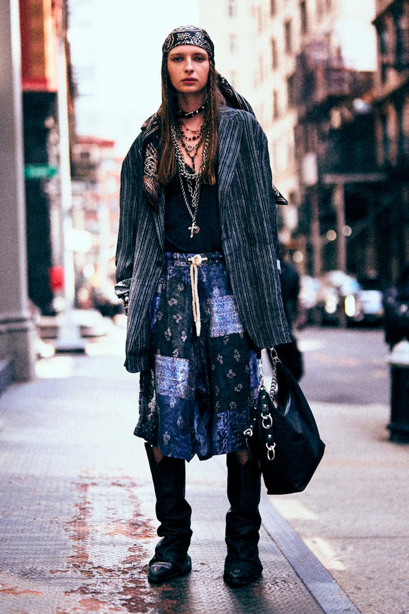 Veste Elongated Oversized Ragged Blazer R13 en lin ray&eacute; gris fonc&eacute;, port&eacute;e de face avec un bermuda bandana bleu.