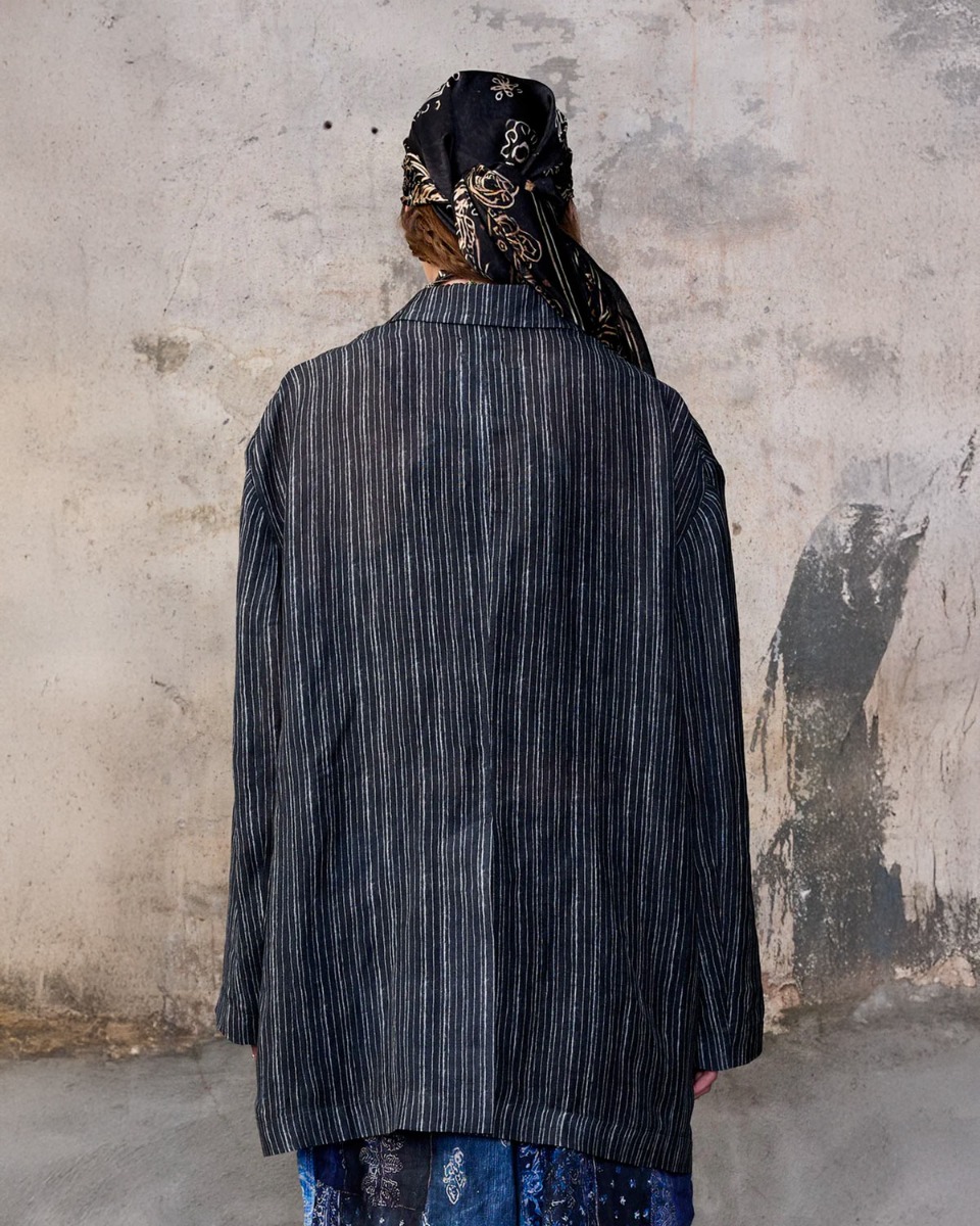 Veste Elongated Oversized Ragged Blazer R13 en lin ray&eacute; gris fonc&eacute;, port&eacute;e de dos.