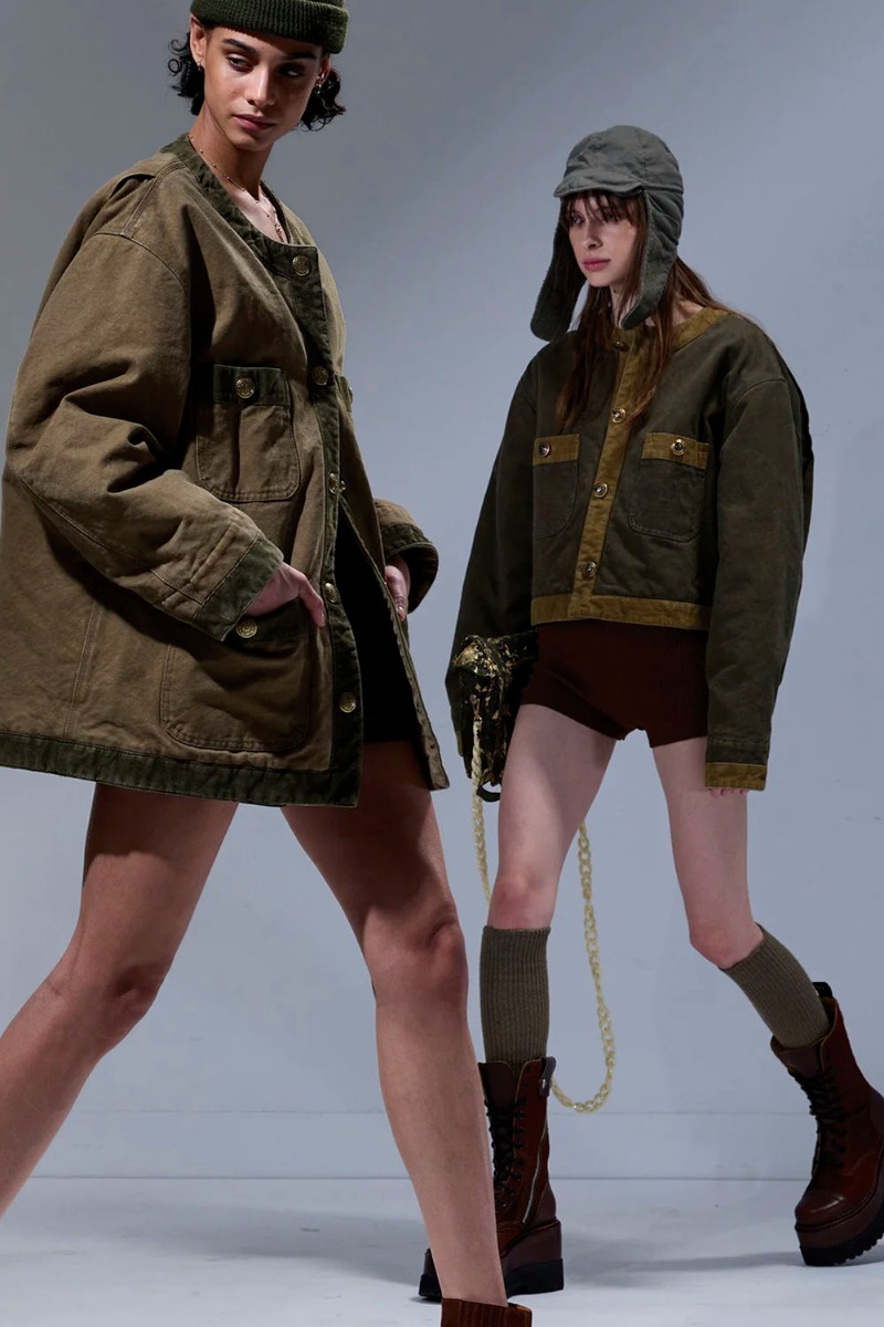 Produit Veste oversize matelassée Cord Trimmed Chore Jacket R13 en toile de coton marron bordée de velours côtelé kaki. Portée de profil en premier plan.