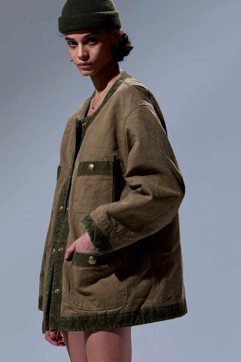 Veste oversize matelassée Cord Trimmed Chore Jacket R13 en toile de coton marron bordée de velours côtelé kaki. Portée de profil.