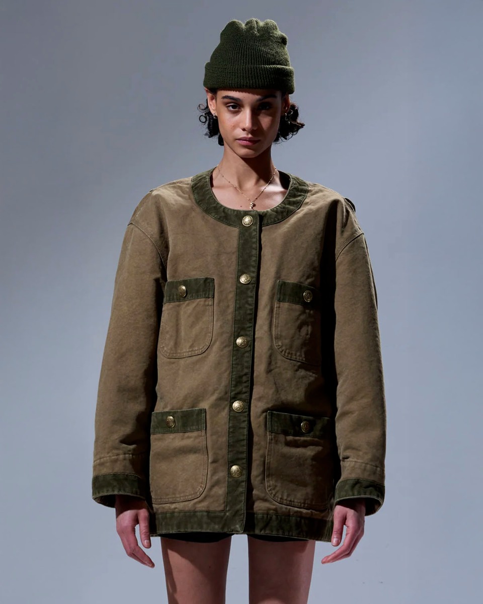 Veste oversize matelassée Cord Trimmed Chore Jacket R13 en toile de coton marron bordée de velours côtelé kaki. Portée de profil de face.