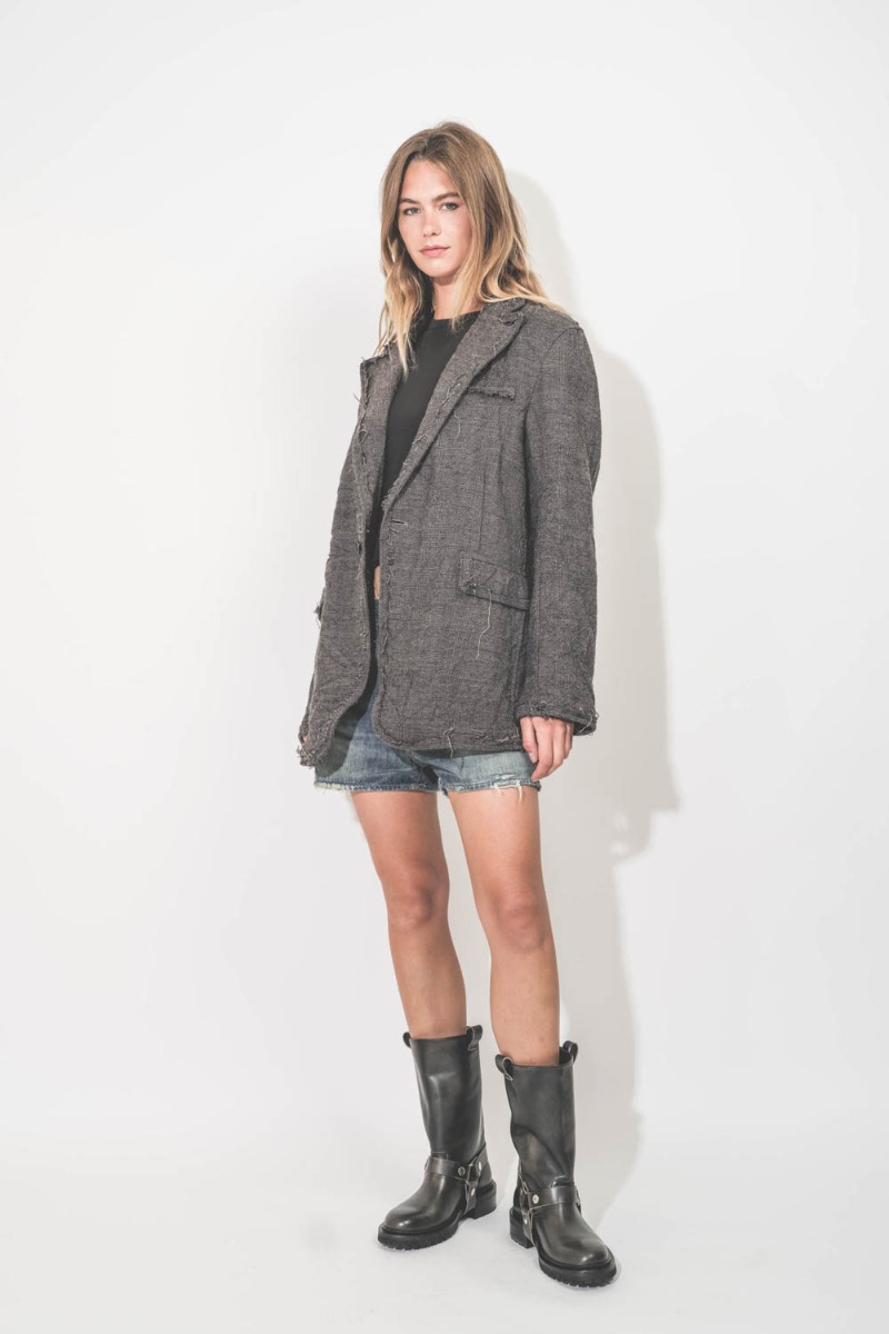 Veste Frayed Edge Ragged Blazer Dark Grey Plaid R13. Portée avec un short en denim bleu.
