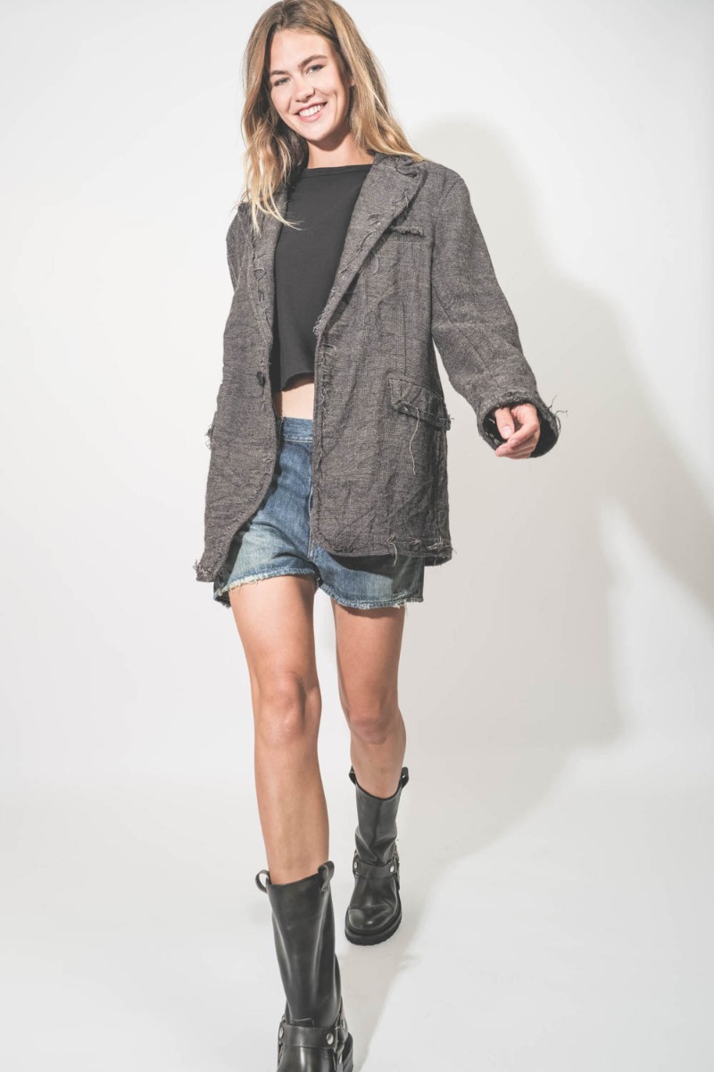 Veste Frayed Edge Ragged Blazer Dark Grey Plaid R13. Portée sur un tee-shirt noir.